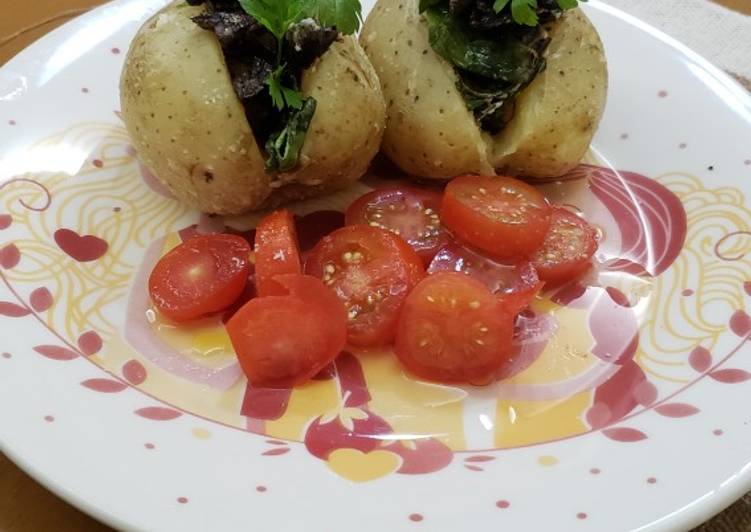 Batata recheada com cogumelos, couve e cream cheese