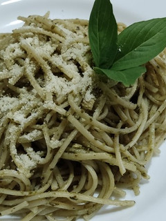Una foto de Espaguetis al pesto