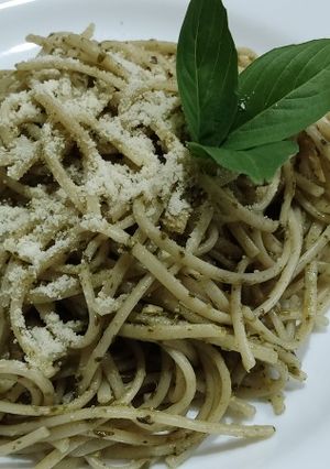 Una foto de Espaguetis al pesto