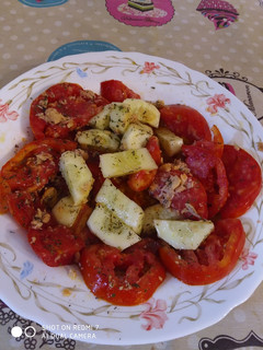 Una foto de Ensalada de tomate y pepino al aroma de tomillo