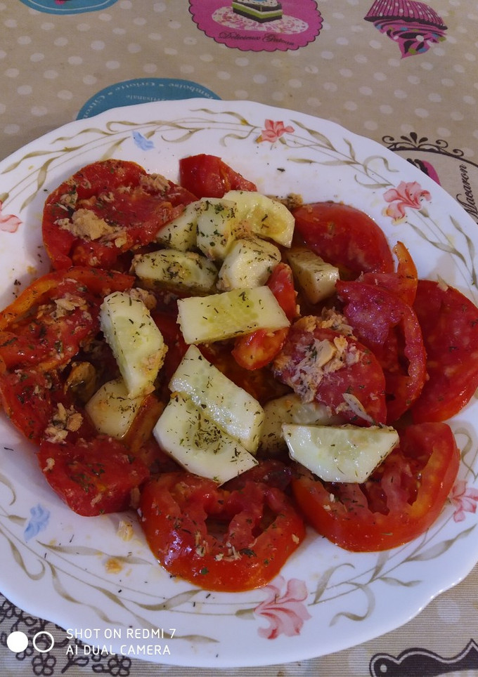 Una foto de Ensalada de tomate y pepino al aroma de tomillo