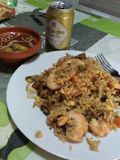 Una foto de Arroz con carne, verduras, gambas y salsa de soja