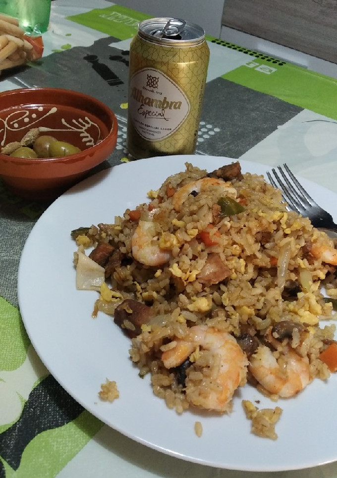 Una foto de Arroz con carne, verduras, gambas y salsa de soja
