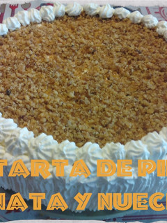 Una foto de Tarta de piña, nata y nueces