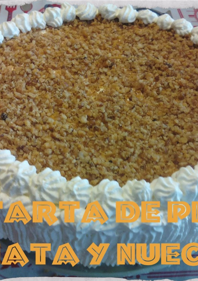 Una foto de Tarta de piña, nata y nueces