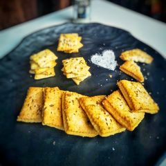 A picture of Salt crackers.