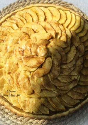 Une photo de Tarte aux pommes, compote canelle et crème pâtissière 🍏