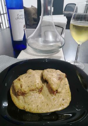 Una foto de Lomo de atún en crema de pistache
