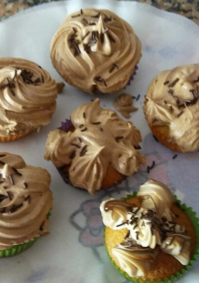 Una foto de Muffins rellenos de chocolate blanco y buttercream de nocilla