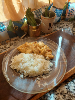 Una foto de Pollo al curry con arroz