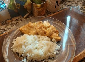 Una foto de Pollo al curry con arroz