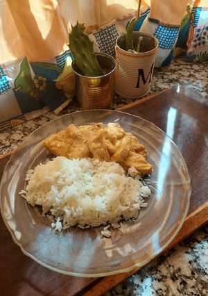 Una foto de Pollo al curry con arroz