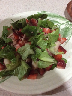 Una foto de Ensalada de atún con fresas