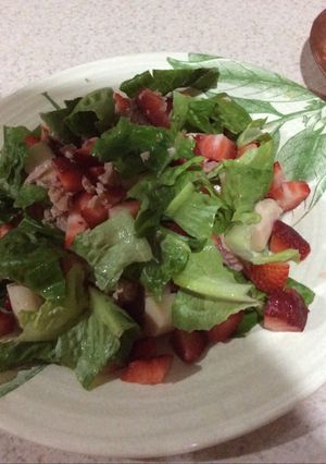 Una foto de Ensalada de atún con fresas