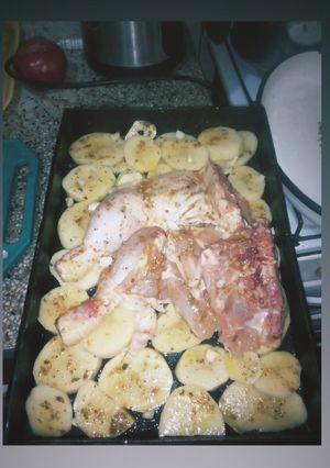 Una foto de Pollo al horno con papas 🍷