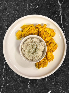 Una foto de Pollo en salsa de mango con arroz de coco