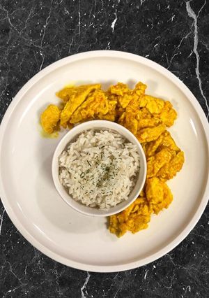 Una foto de Pollo en salsa de mango con arroz de coco