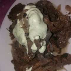 Una foto de Medallones de carne con salsa albahaca