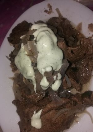 Una foto de Medallones de carne con salsa albahaca