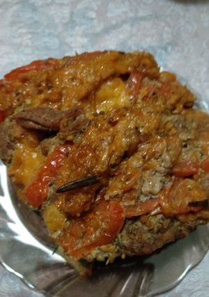 Фото Мясо, запечённое в духовке с сыром и помидорами.