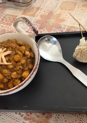 A picture of Masaledar Spinach and chole Curry.