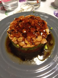 Una foto de Tartar de salmón ahumado, aguacate y tomate