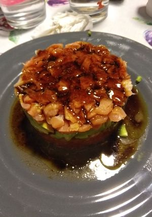 Una foto de Tartar de salmón ahumado, aguacate y tomate