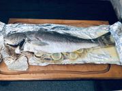 Una foto de corvina rellena al