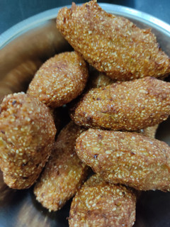 દુધી ના મુઠીયા (Dudhi Muthiya Recipe In Gujarati) રેસીપી મુખ્ય ફોટો