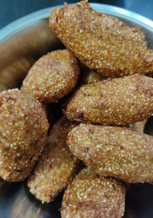 દુધી ના મુઠીયા (Dudhi Muthiya Recipe In Gujarati) રેસીપી મુખ્ય ફોટો