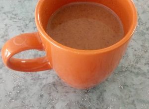 Una foto de Atole champurrado de chocolate