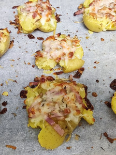 Una foto de Patatas chafadas con bacon y queso