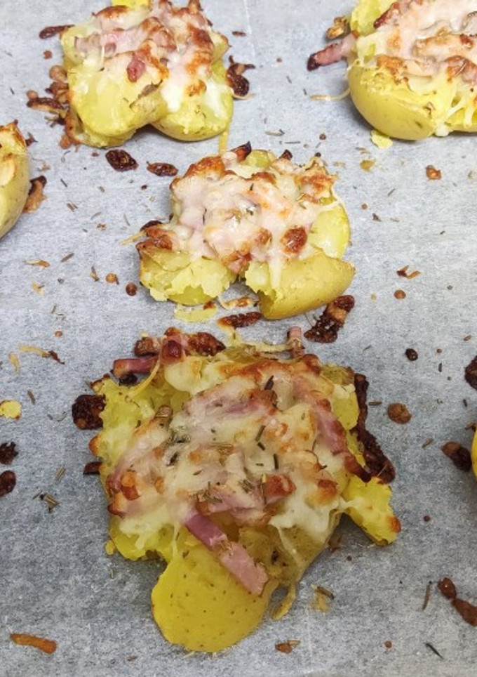 Una foto de Patatas chafadas con bacon y queso