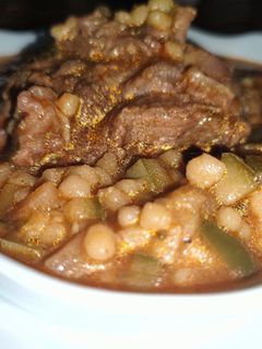 صورة لوصفة بركوكس بالخضار ولحم البقري بالصلصة الطماطم ومعدنوس 🌶️🍅
