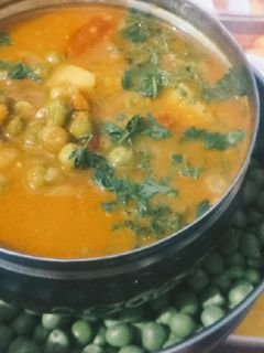 मटार -आलू रस्सा भाजी (Matar Aloo Rassa Bhaji Recipe In Marathi) रेसिपी चे मुख्य फोटो