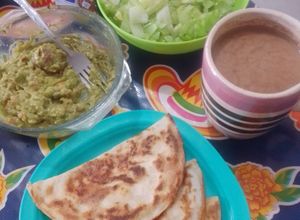 Una foto de Quesadillas acompañadas de un rico guacamole