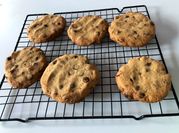 Una foto de postre con cookies