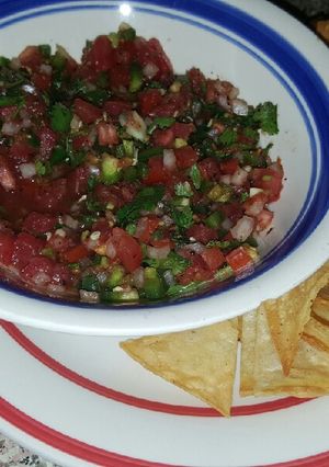 Una foto de Pico de gallo y chips con un toque especial #botanasdecampeonato