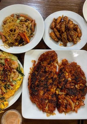 Hình của món 김치전- Bánh xèo kim chi Hàn Quốc.
