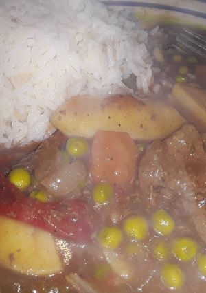 Una foto de Estofado de carne y arroz