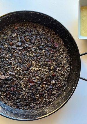 Una foto de Arroz negro 🦑 con mayonesa de ajo🧄!