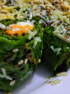 Una foto de Mozzarella y cheddar en rollo de espinaca y albahaca!