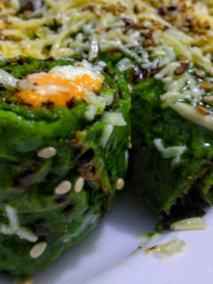 Una foto de Mozzarella y cheddar en rollo de espinaca y albahaca!