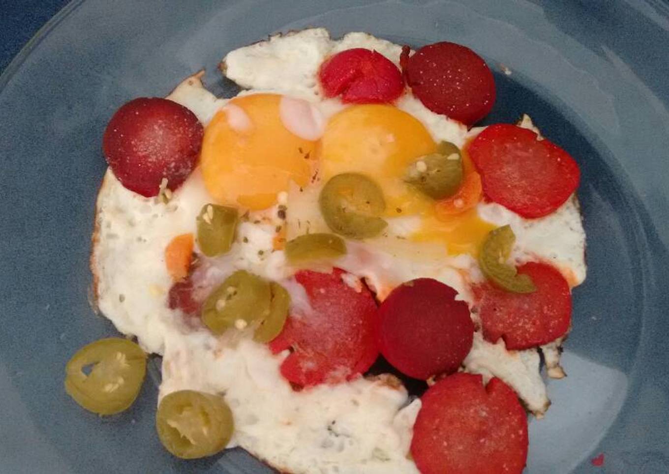 Huevos fritos con chorizo y chiles en vinagre. ॐ