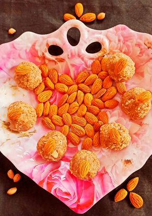 बादाम के लड्डू (Badam ke ladoo recipe in hindi) रेसिपी मुख्य फोटो
