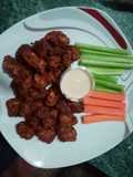 Boneless con salsa de chapulines y aderezo rosa