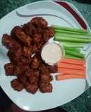 Boneless con salsa de chapulines y aderezo rosa