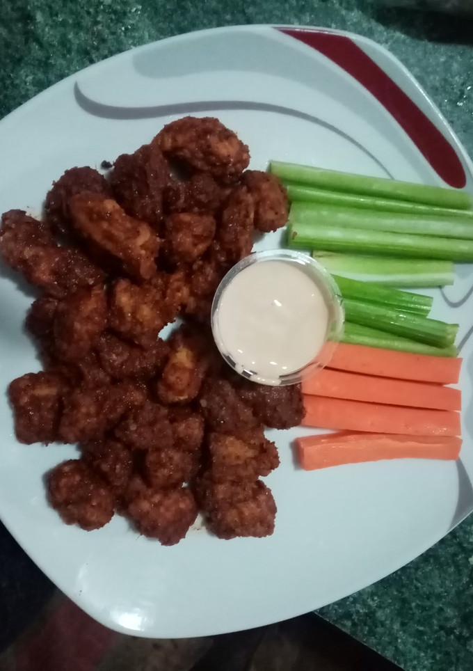 Una foto de Boneless con salsa de chapulines y aderezo rosa