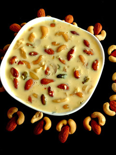 गुजराती स्टाइल बासुंदी (Gujarati style basundi recipe in hindi) रेसिपी मुख्य फोटो