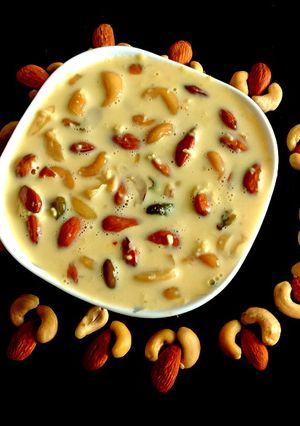 गुजराती स्टाइल बासुंदी (Gujarati style basundi recipe in hindi) रेसिपी मुख्य फोटो